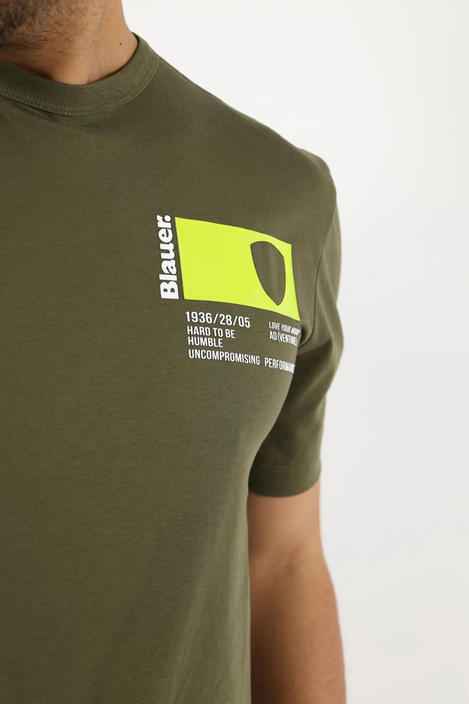 Camiseta verde militar con minilogo estampado bolsillo