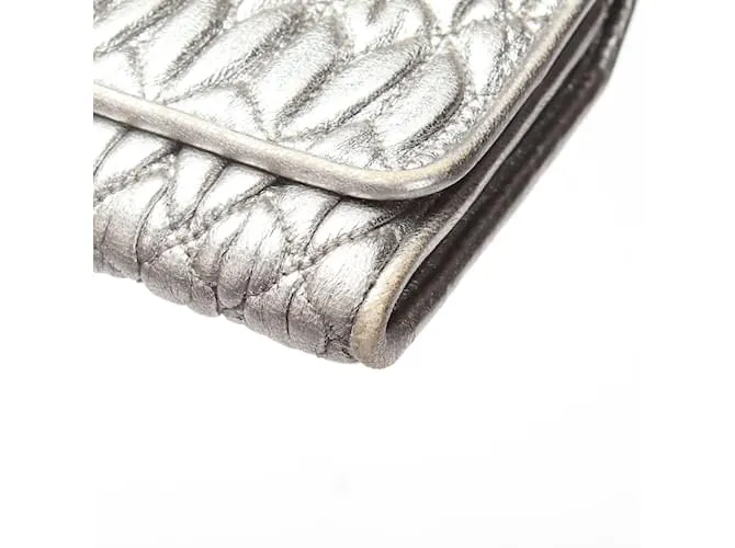 Cartera larga de cuero Matelassé Miu Miu en muy buen estado Plata 