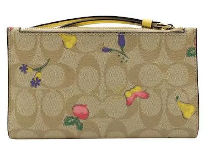 Cartera para teléfono en beige y amarillo con estampado de flores y verduras de Coach 