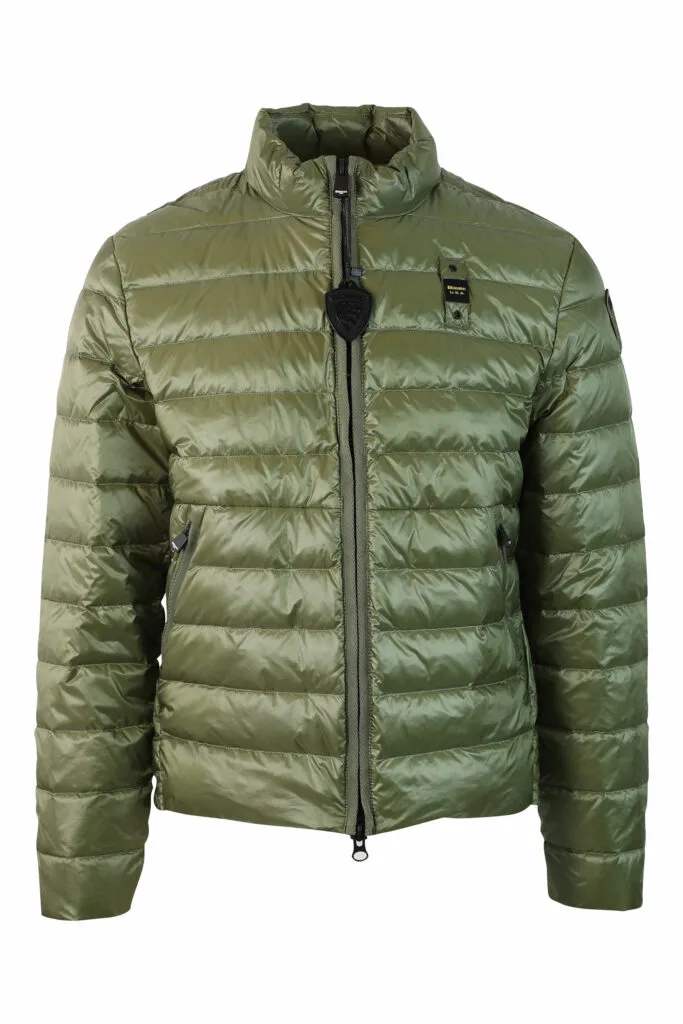 Chaqueta verde brillante con lineas rectas y parche