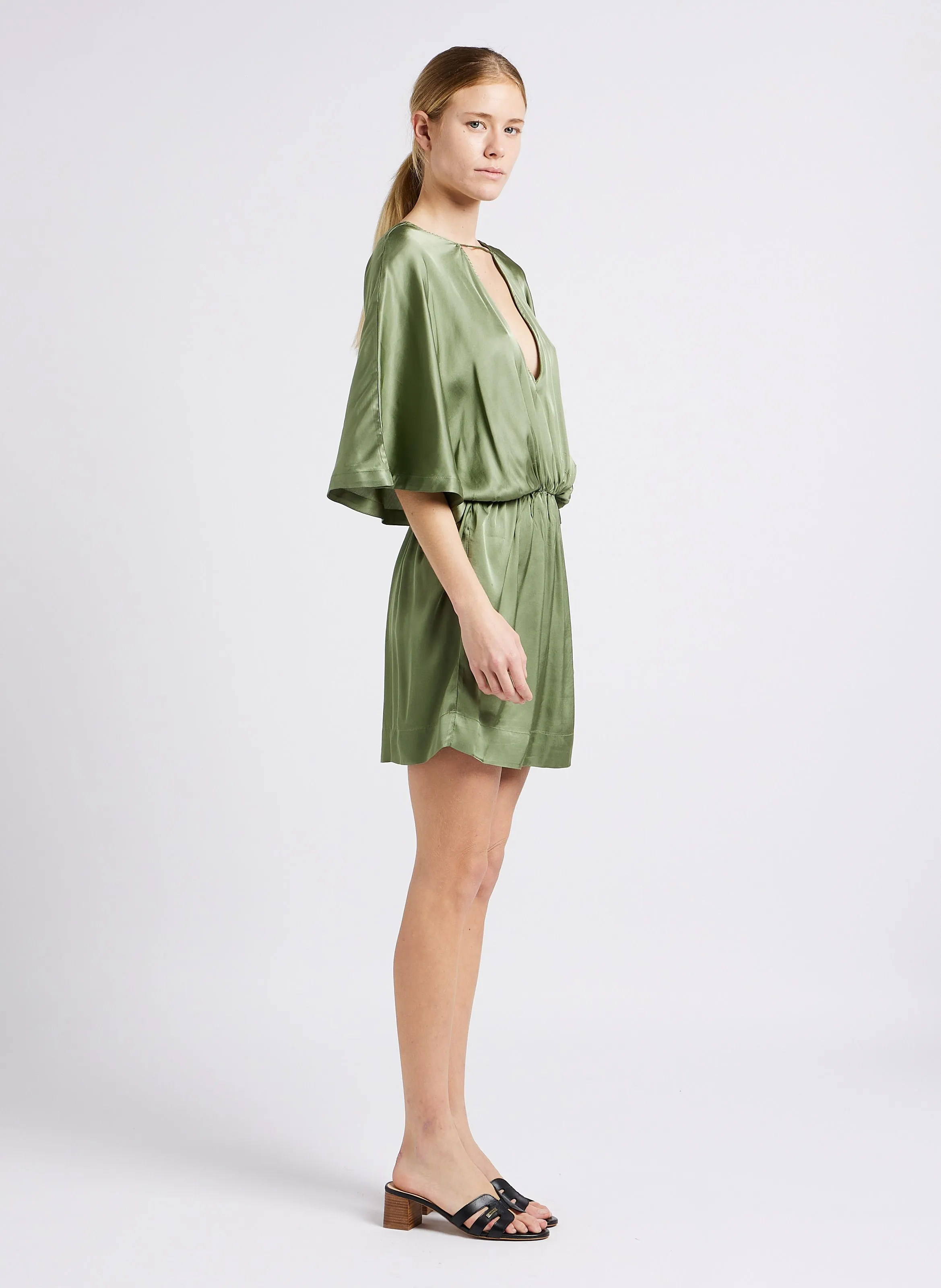KARMA KOMA GUILA - Vestido corto satinado con espalda descubierta en verde